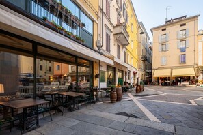 Outdoor dining - Comfortable 55 sqm apartment in the heart of Parma. The accommodation, which can host up to 4 guests, is located on the first floor of a period building without lift. Please note that there is one step to access the building and stairs to reach the apart (Parma)