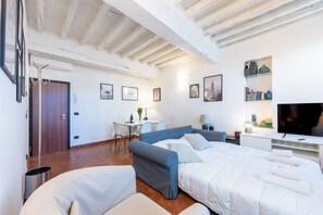 Interior - Comfortable 55 sqm apartment in the heart of Parma. The accommodation, which can host up to 4 guests, is located on the first floor of a period building without lift. Please note that there is one step to access the building and stairs to reach the apart (Parma)