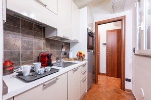 Fridge, oven, stovetop, coffee/tea maker