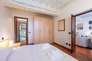 1 bedroom, iron/ironing board, WiFi, bed sheets - Comfortable 55 sqm apartment in the heart of Parma. The accommodation, which can host up to 4 guests, is located on the first floor of a period building without lift. Please note that there is one step to access the building and stairs to reach the apart (Parma)