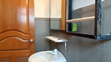 Basic Double Room | Bathroom | Free toiletries, towels, soap, shampoo