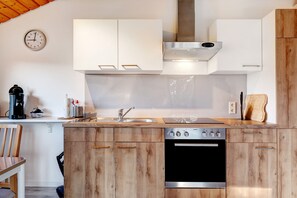Kühlschrank, Ofen, Herdplatte, Wasserkocher mit Kaffee-/Teezubehör