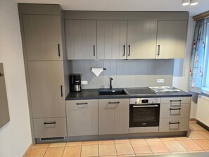 Fridge, oven, stovetop, dishwasher