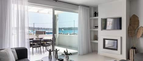 Smart TV, fireplace, stereo
