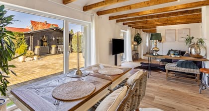 Holiday Home 'Charmantes Haus Für Eine Auszeit' with Private Terrace, Private Garden and Wi-Fi