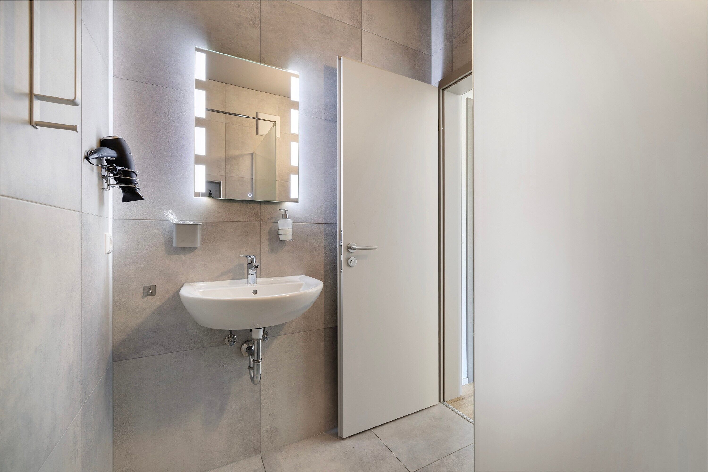 Shower, hair dryer, towels