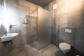 Dusche, Haartrockner, HandtĂŒcher
