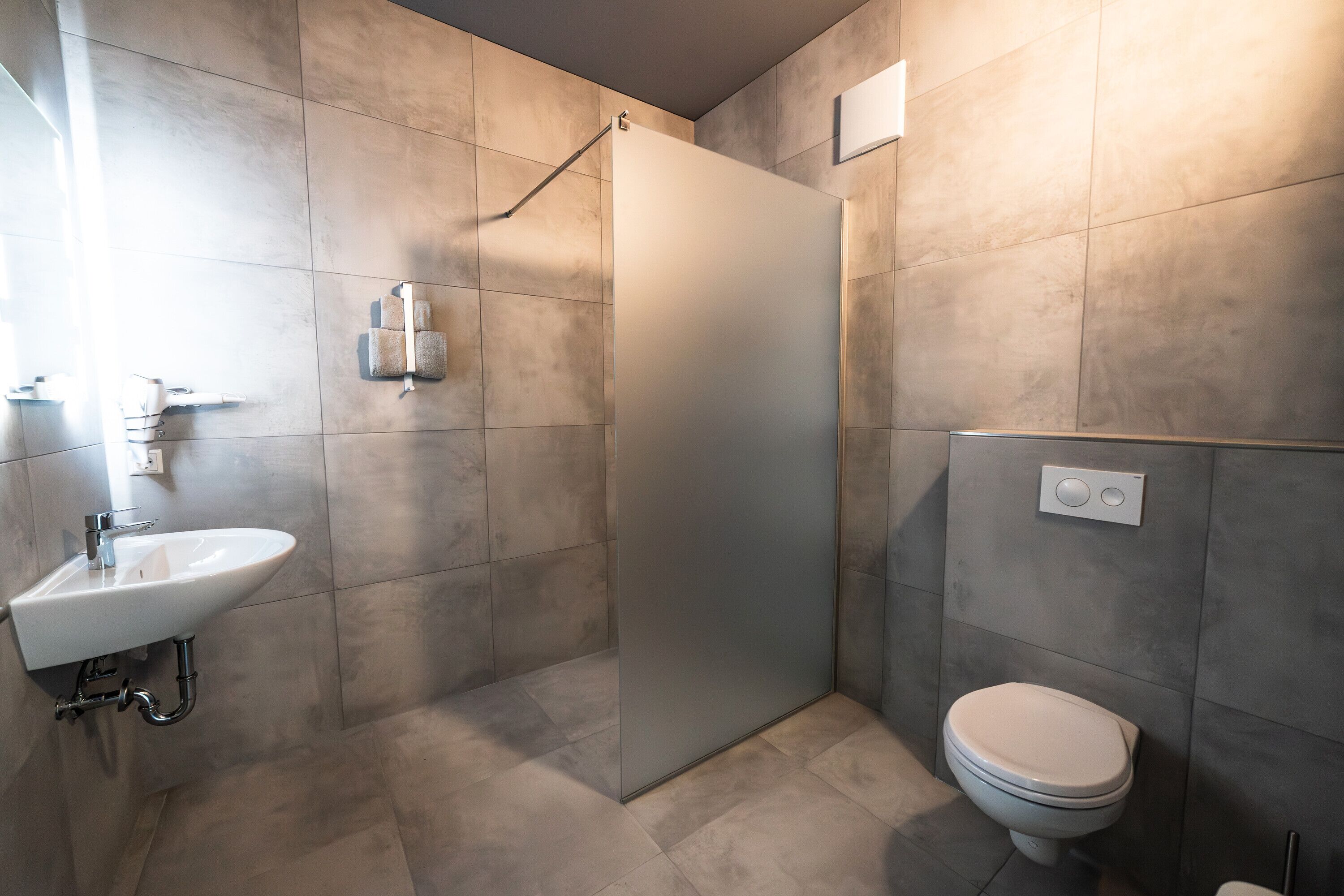 Shower, hair dryer, towels