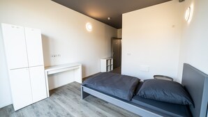 A bedroom with a bed, a desk, and a wardrobe. - Room 'Zimmer 3' with Wi-Fi (Dußlingen)