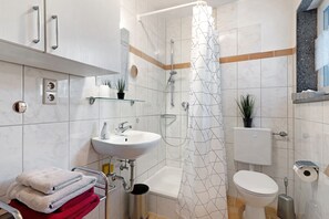Shower, hair dryer, towels