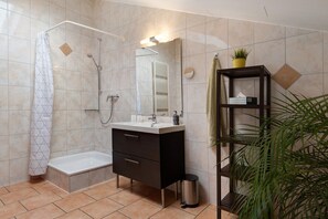 Ducha, secador de pelo y toallas