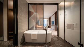 Deluxe Studio Suite | Desk, laptop workspace, free WiFi