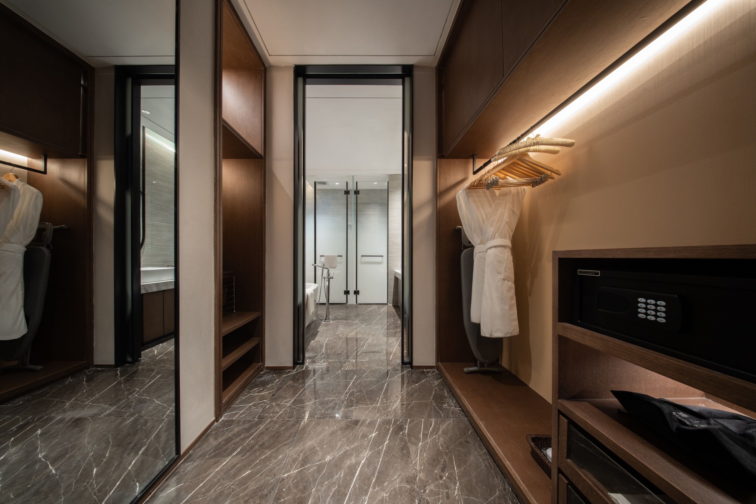 Deluxe Studio Suite | Desk, laptop workspace, free WiFi