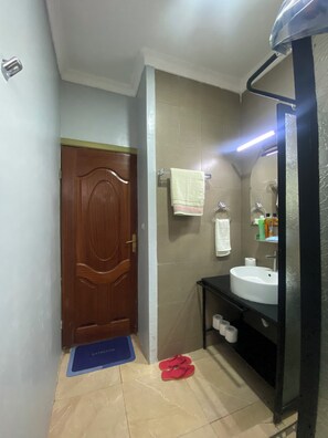 タオル、石鹸、トイレットペーパー