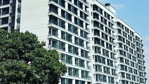 A multi-story hotel with a modern design, featuring a series of balconies and large windows. - The loftel luxury  2-bedroom apartment with WiFi, AC in wonderful Nairobi (Nairobi)