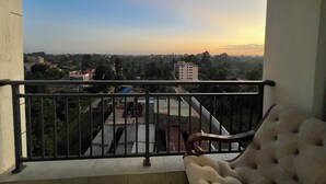 A balcony with a view of a cityscape during sunset. - The loftel luxury  2-bedroom apartment with WiFi, AC in wonderful Nairobi (Nairobi)