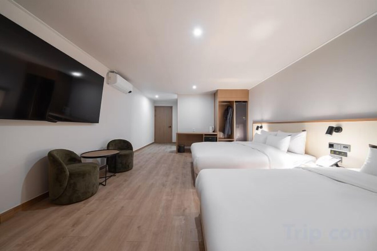 Premium bedding, down comforters, soundproofing, WiFi (free)