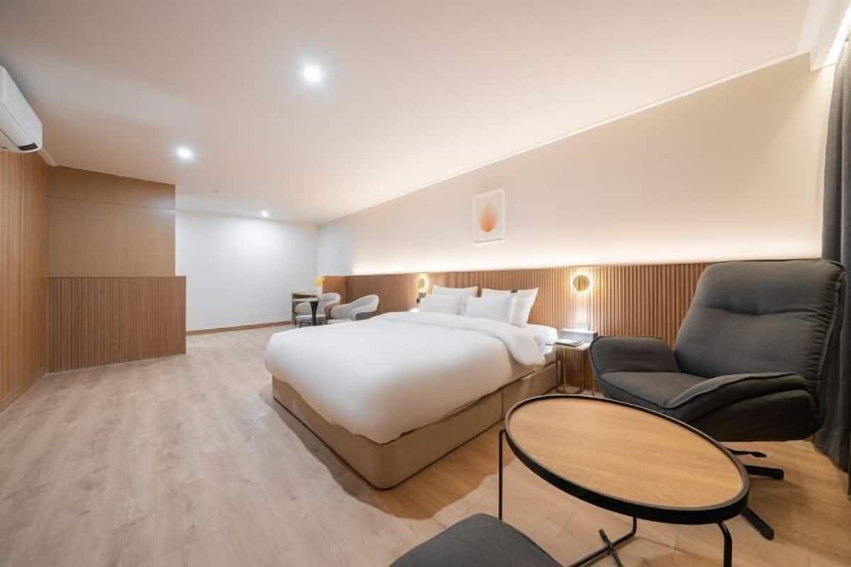 1 室のベッドルーム、高級寝具、羽毛の掛け布団、WiFi (無料)