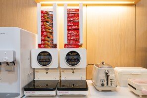 A coffee machine, two induction cookers, a toaster, and a rice cooker in a kitchen. - Cheonan H-Avenue Cheonan Buldang (Cheonan)