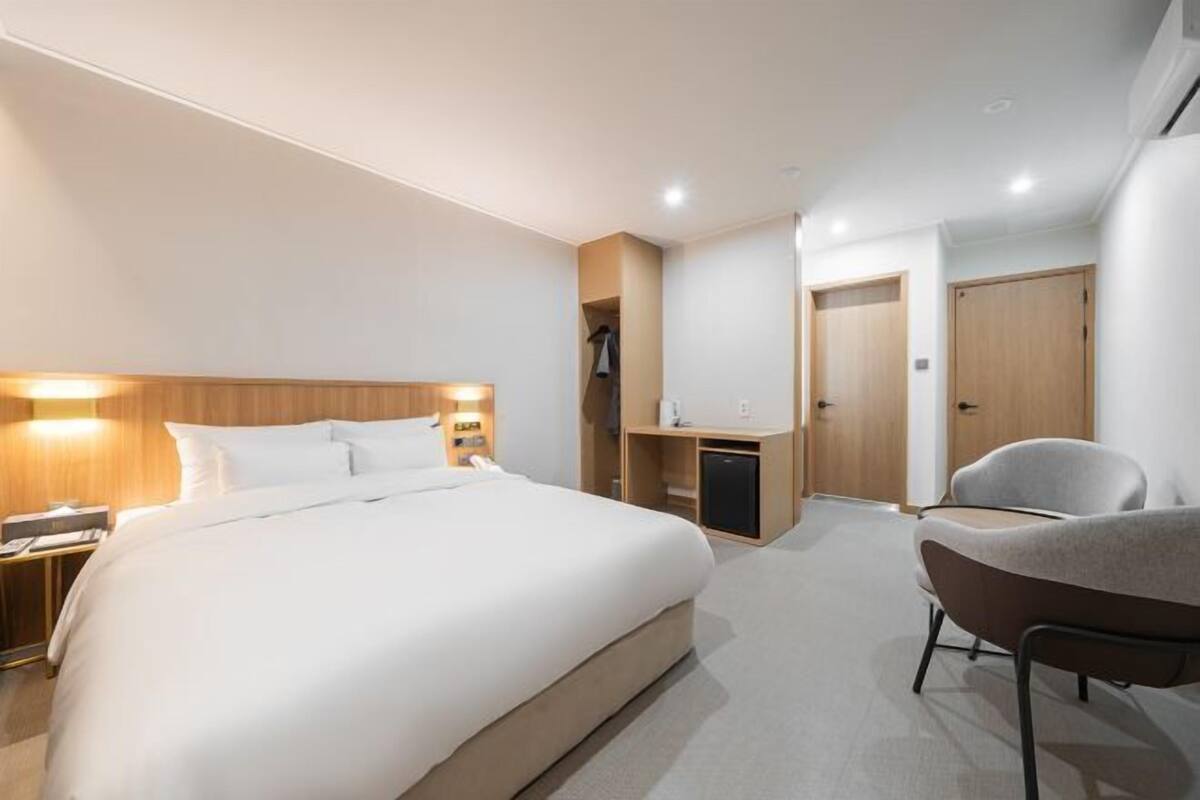 Premium bedding, down duvets, soundproofing, free WiFi