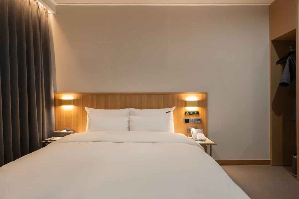 Premium bedding, down comforters, soundproofing, WiFi (free)