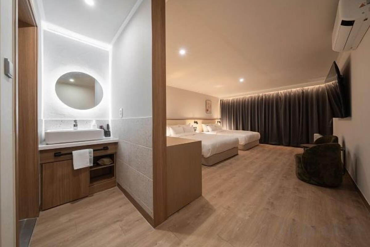 Premium bedding, down comforters, soundproofing, WiFi (free)
