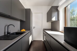 Køleskab, mikrobølgeovn, ovn, kogeplade