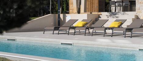 Alberca al aire libre y alberca climatizada