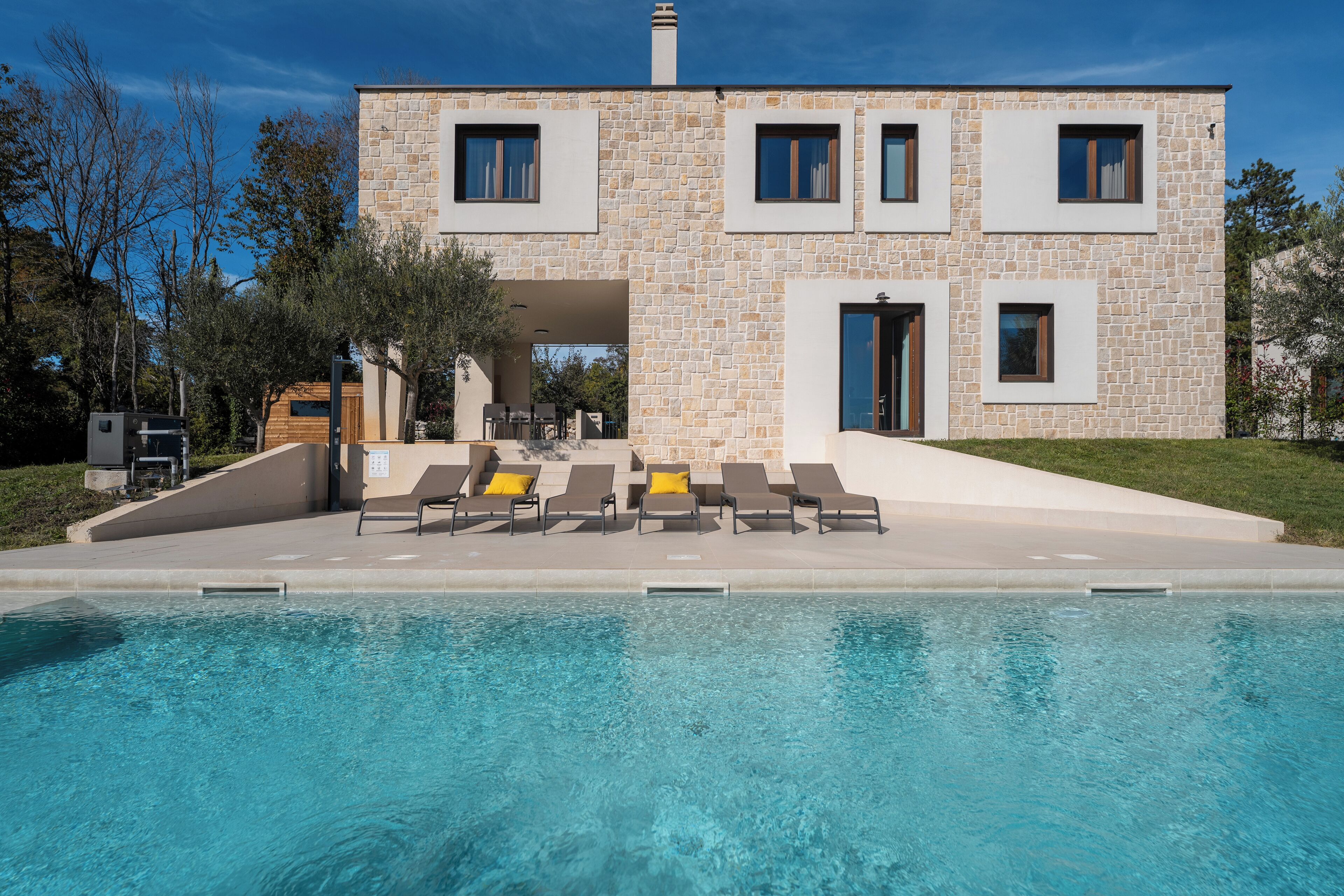 Utomhuspool och uppvärmd pool