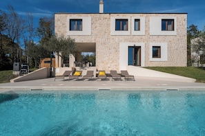 A modern two-story house with a swimming pool in the foreground. - Villa Casa Minerva in Istria for 6 guests, panoramic view, near Porec (Višnjan)