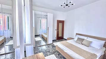 2 quartos, ferros/tábuas de passar roupa, berço de viagem
