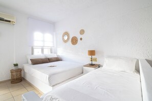 Escritorio, wifi gratis y ropa de cama 