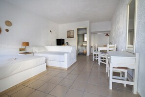 Chambre Triple, vue cour intérieure | Bureau, Wi-Fi gratuit, draps fournis