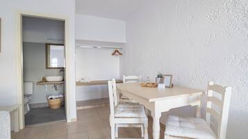 Basic Triple Room, Courtyard View | Desk, free WiFi, bed sheets