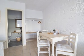 Desk, free WiFi, bed sheets - Hesperia Apartments (Hersonissos)