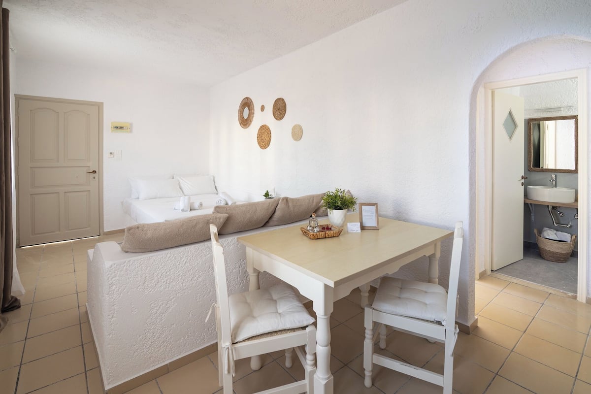 Desk, WiFi (free), bed sheets