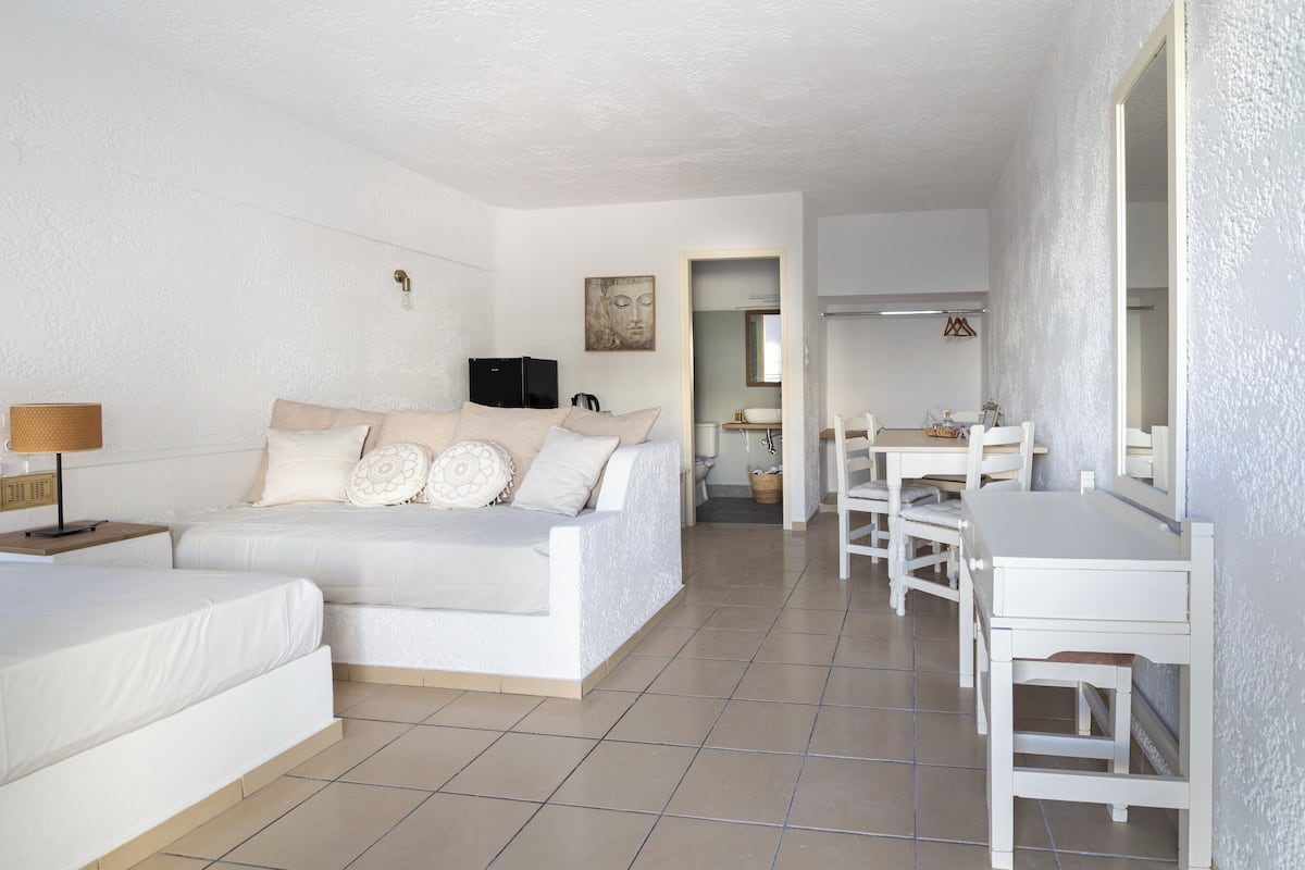 Basic Triple Room, Courtyard View | Desk, free WiFi, bed sheets