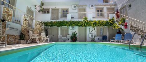 Kolam renang terbuka, kerusi lepak pantai