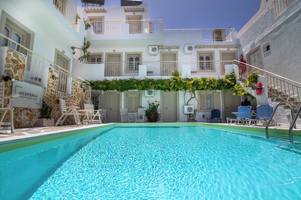 Piscine extérieure, chaises longues