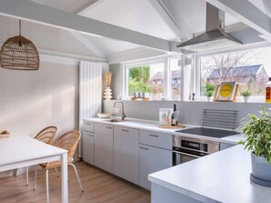 Réfrigérateur, four, lave-vaisselle, cafetière/bouilloire