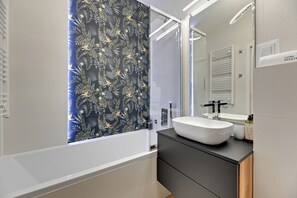 Apartemen Superior, pemandangan kota | Kamar mandi | Pengering rambut, handuk, dan tisu toilet