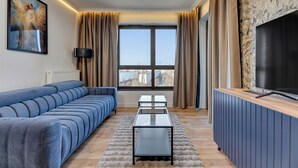 Superior-Apartment, Stadtblick | Wohnzimmer