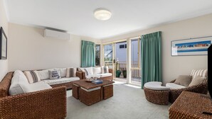 Living area - The Lighthouse Point Lonsdale (Point Lonsdale)