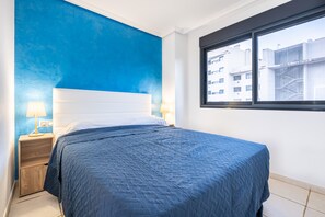 1 soverom, strykejern/-brett, wi-fi (mot et tillegg) og sengetøy