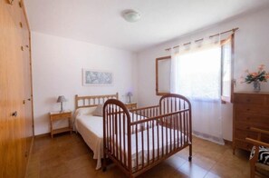 4 bedrooms, iron/ironing board, travel crib, free WiFi