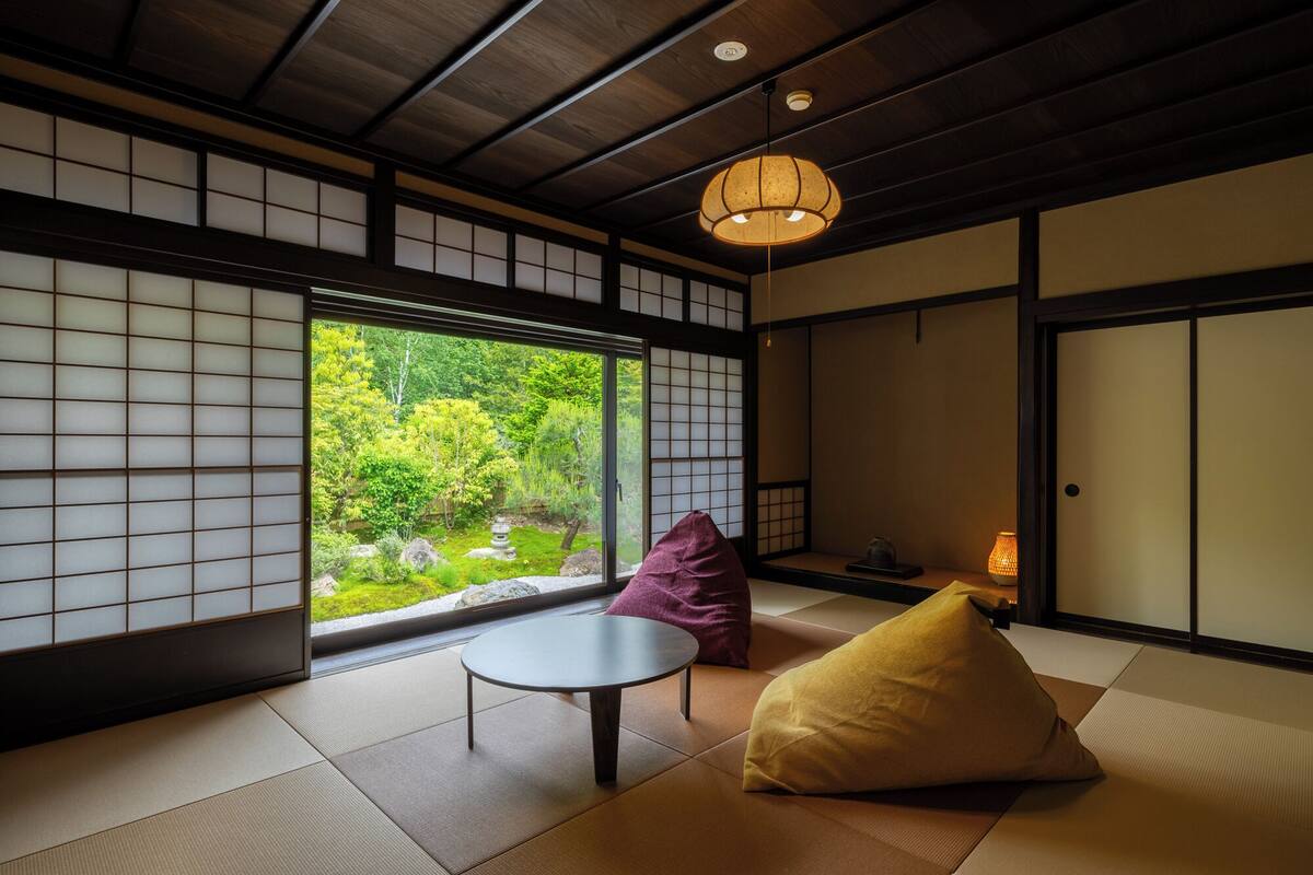 Rom i japansk stil, ikke-røyk (futon type) | Safe på rommet, skrivebord for bærbar PC og wi-fi (inkludert)