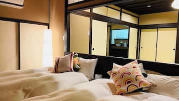 Superior Quadruple Room, Garden View | Peti besi dalam bilik, ruang kerja komputer riba, Wi-fi percuma