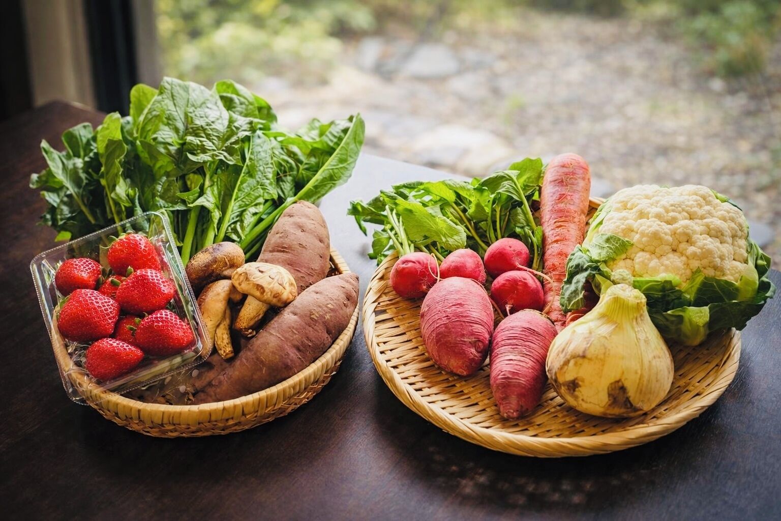 Due cesti di verdure fresche su un tavolo.