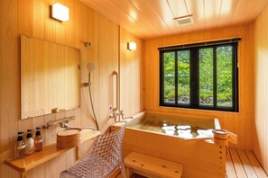 日式客房, 非吸煙房 (Hollywood twin bed, Modern) | 浴室 | 獨立浴缸及淋浴設備、風筒、提供毛巾、洗頭水