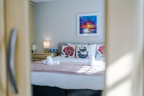 4 bedrooms, desk, iron/ironing board, WiFi - Charming Townhome Retreat – Close to Manchester (Reddish)
